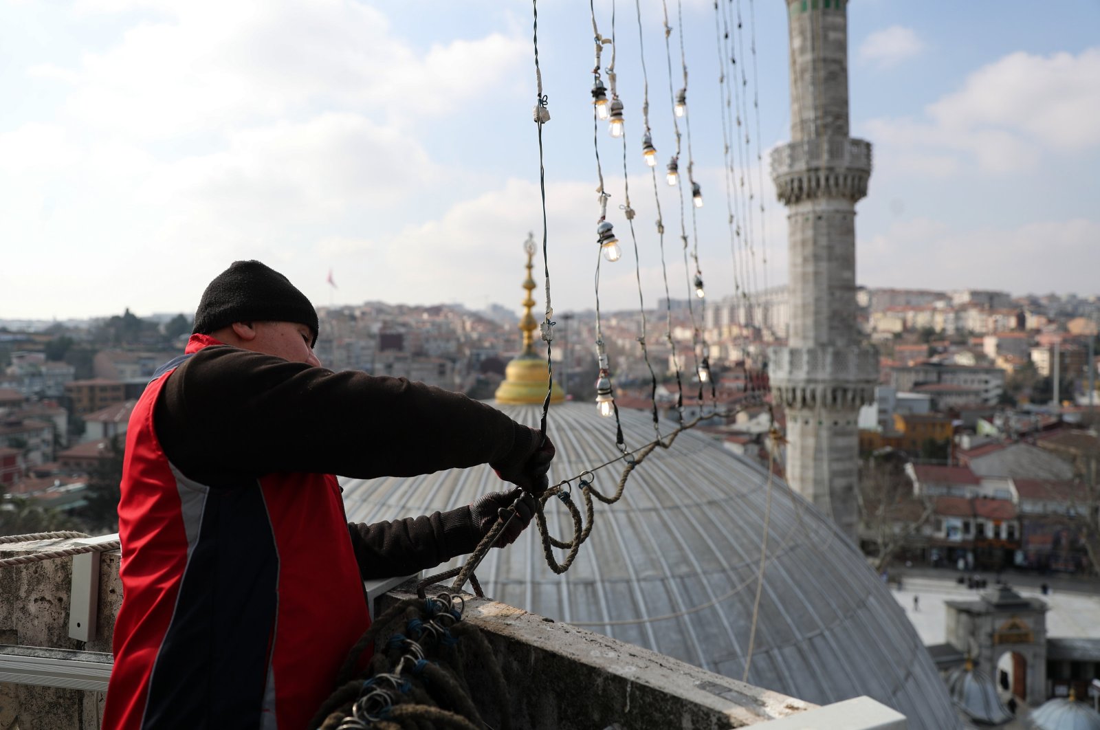 Mahyas start adorning Istanbul’s mosques ahead of Ramadan